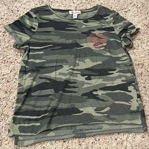 Billabong girl’s camo t-shirt, size L